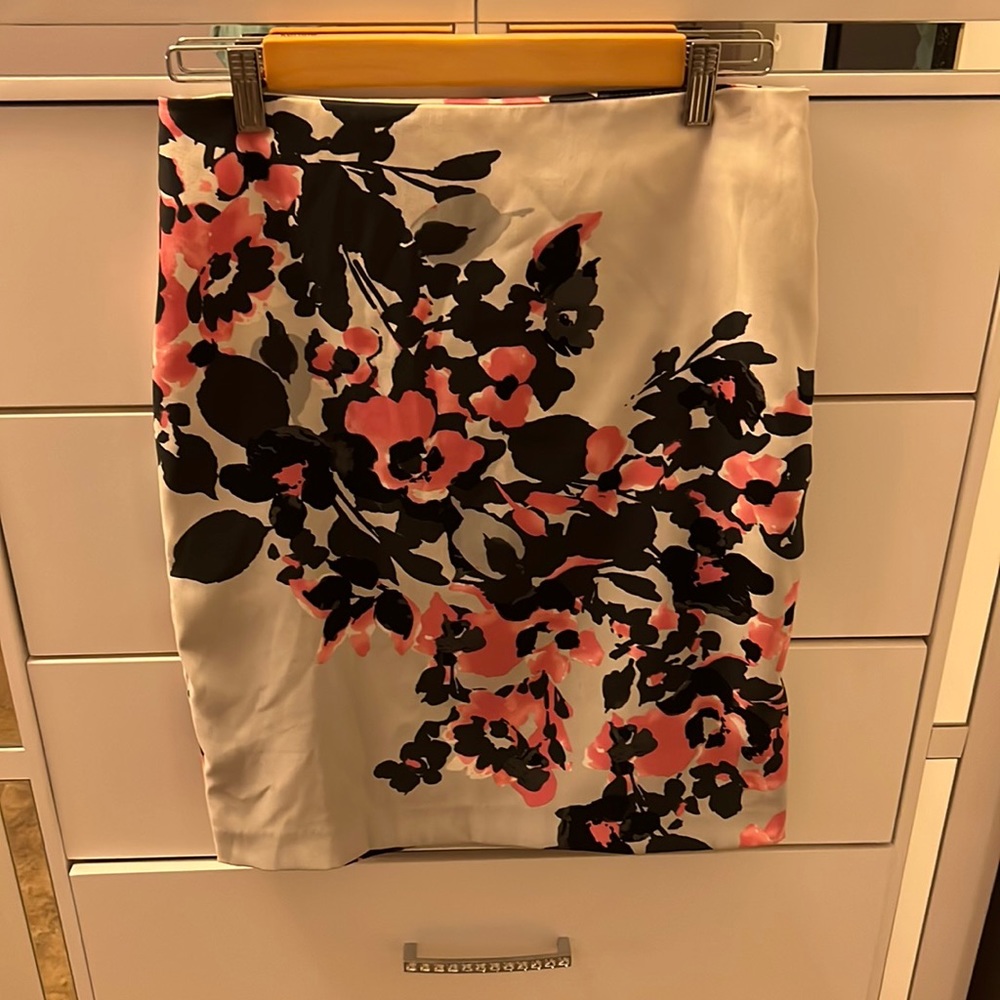 Floral printed pencil skirt